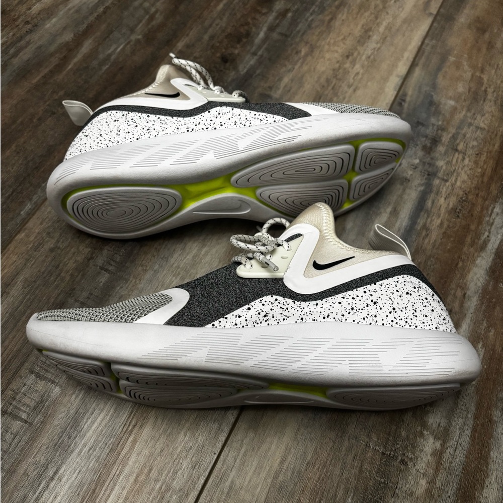 Woman's‎ Nike Lunarcharge 9.5